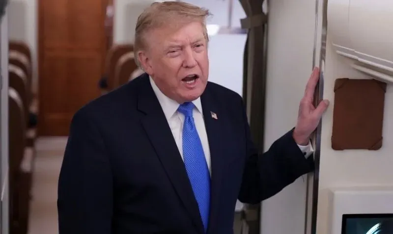 Tổng thống Donald Trump trả lời phóng viên trên chuyên cơ Không lực Một ngày 2/8 - Ảnh: AP