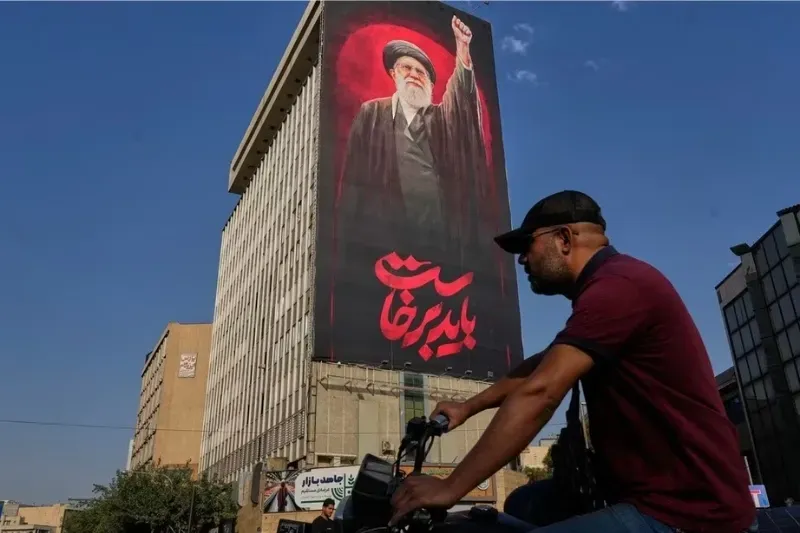 Cố Lãnh tụ Tối cao Iran Ayatollah Ali Khamenei và khẩu hiệu “Chúng ta phải vùng lên” được trưng ở thủ đô Tehran, ngày 15/8 - Ảnh: AP