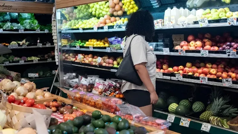 CPI Mỹ tháng 7 hạ nhiệt đúng dự báo, giá vàng vượt 4.400 USD, giá dầu vẫn cao vì Hormuz
