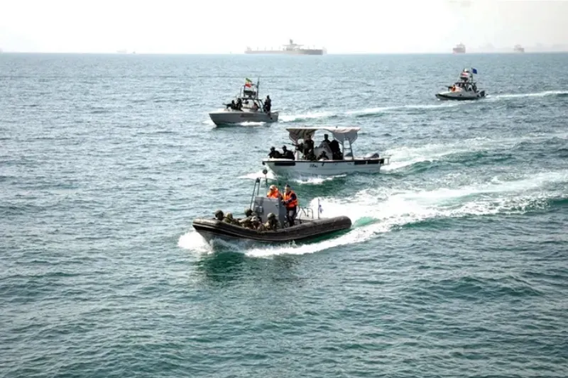 Hải quân Iran tập trận gần eo biển Hormuz - Ảnh: Anadolu Agency