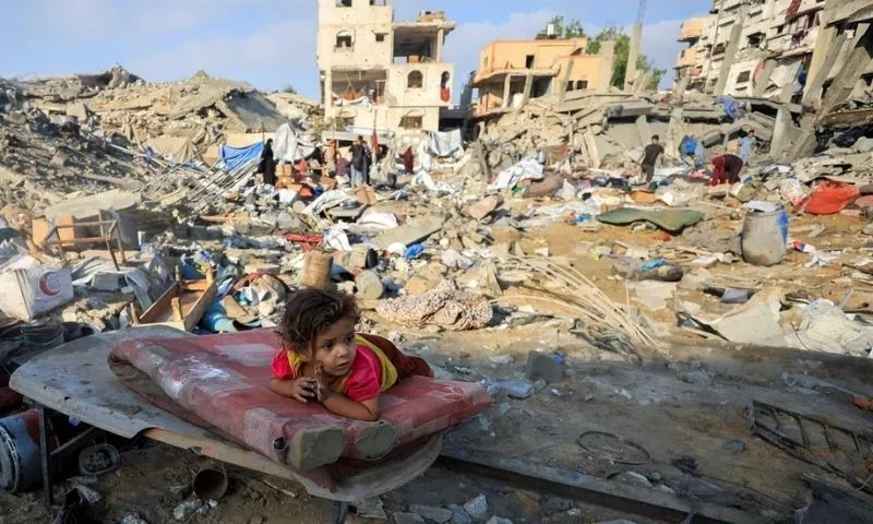 Hiện trường một vụ tập kích của Israel tại Gaza City hôm 30/7 - Ảnh: Reuters