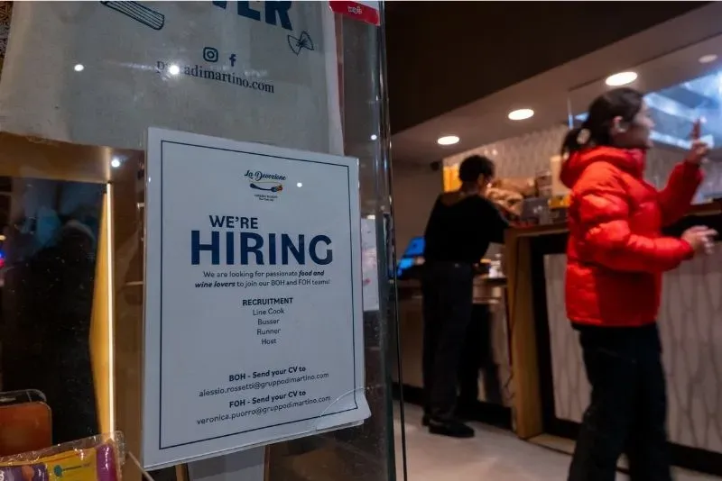 Nhà hàng tại New York treo biển tuyển dụng vào tháng 12/2025 - Ảnh: AFP