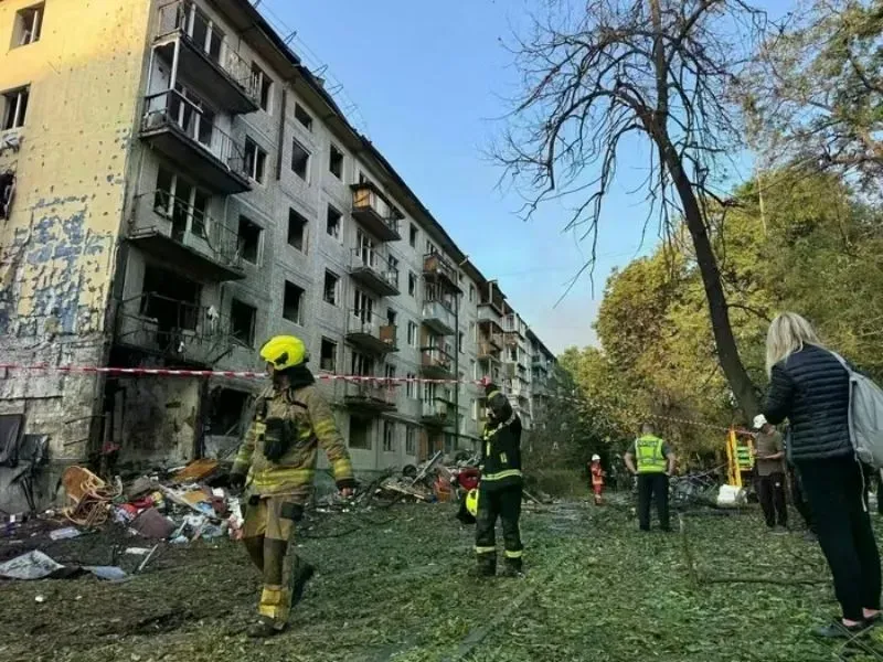 Tòa nhà ở Kiev hư hại trong đòn tập kích - Ảnh: KyivIndependent