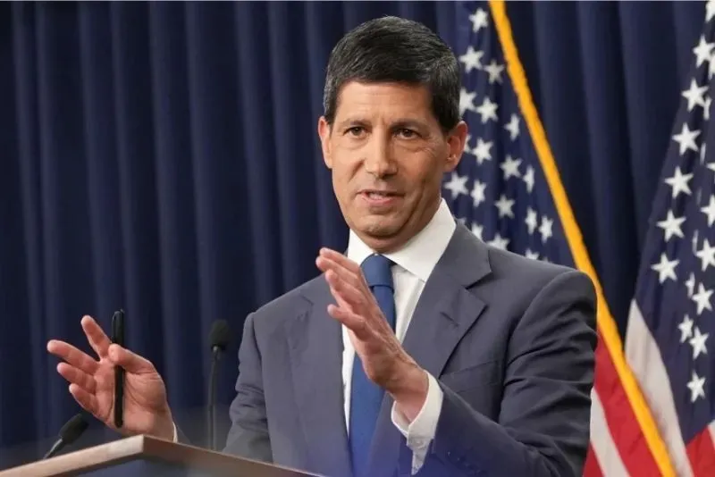 Chủ tịch Fed Kevin Warsh phát biểu trong họp báo - Ảnh: AP