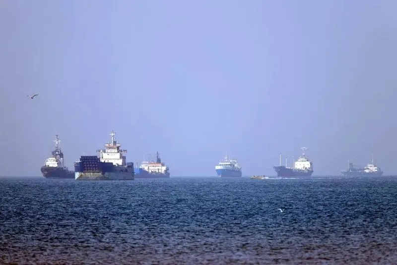 Các tàu ở eo biển Hormuz ngày 4/5 - Ảnh: AFP