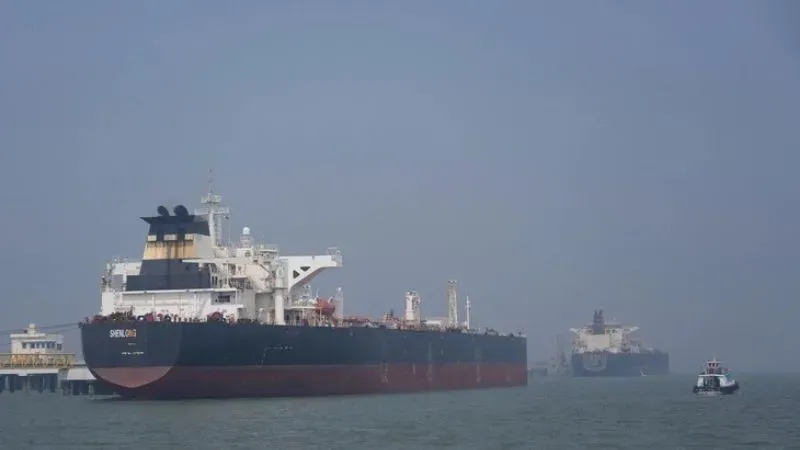 Mỹ “mở cửa” cho tàu chở dầu Iran qua eo biển Hormuz