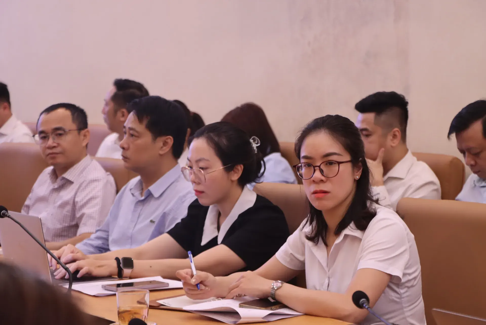 Các đại biểu yêu cầu hoàn thiện khung pháp lý, tạo điều kiện cho doanh nghiệp, nhất là doanh nghiệp nhà nước, tham gia thị trường phái sinh một cách hiệu quả, an toàn