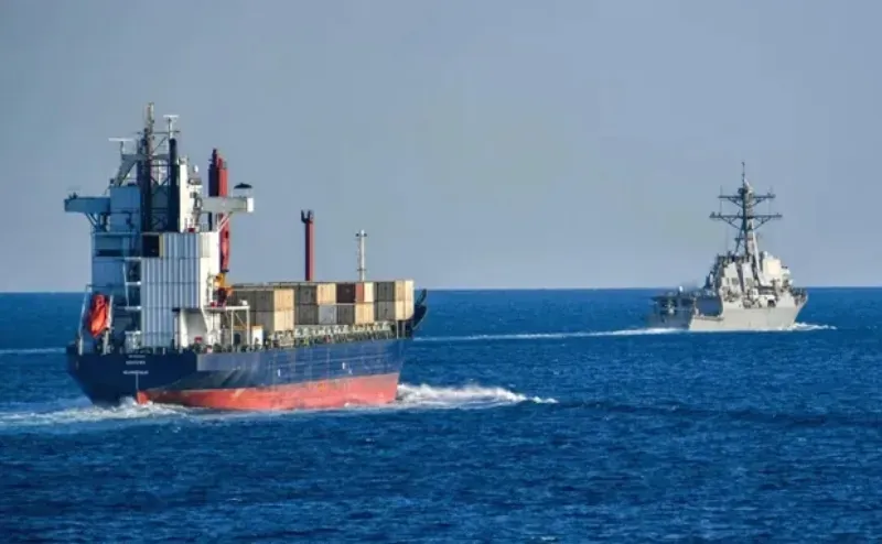 Tàu chiến Mỹ hộ tống 1 tàu qua eo biển Hormuz