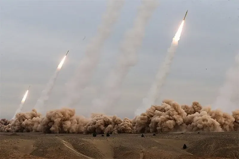 IRGC phóng tên lửa tấn công các mục tiêu Mỹ ở Vùng Vịnh - Ảnh: Tasnim