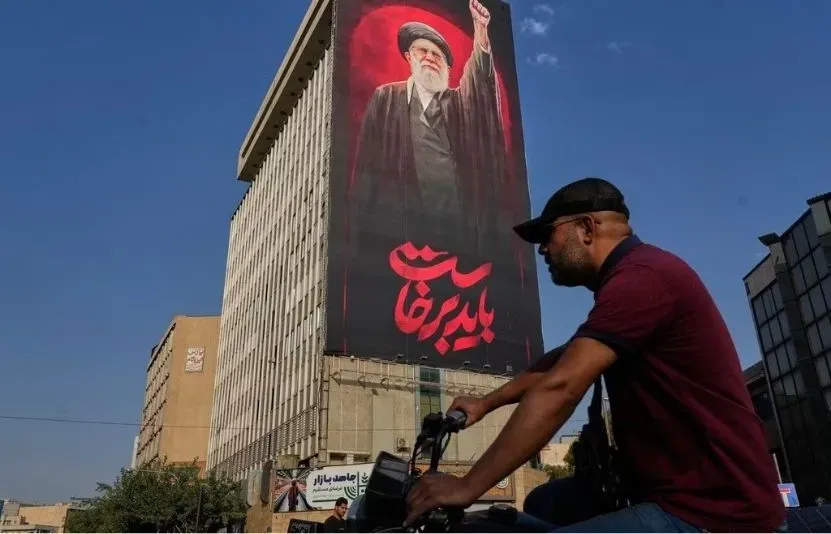 Iran treo thưởng 30.000 USD bắt lính Mỹ, tuyên bố đổi học thuyết quân sự sang thế tấn công