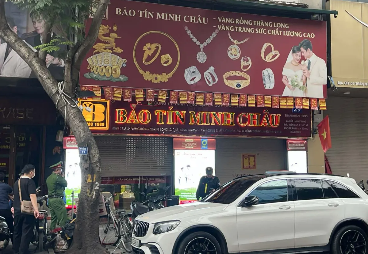 Cửa hàng vàng Bảo Tín Minh Châu bất ngờ đóng cửa, lực lượng chức năng xuất hiện