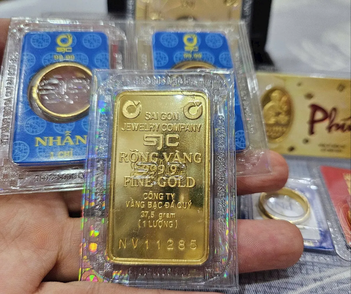 Giá vàng 28/5: Đồng loạt sụt giảm, mất mốc 160 triệu đồng/lượng