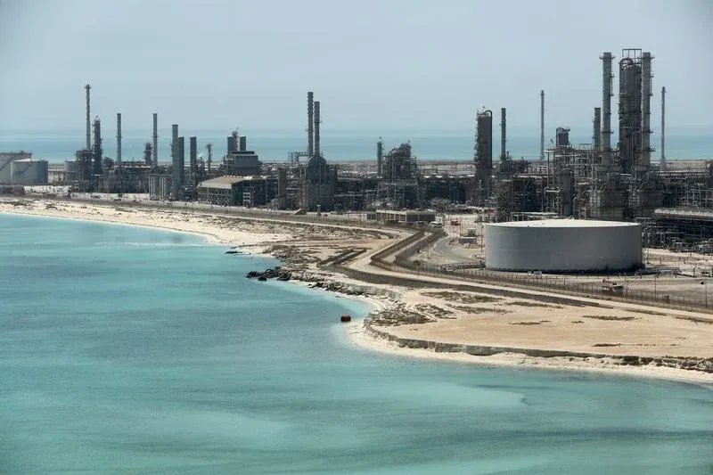 Houthi ở Yemen nói đã bắn tên lửa trúng nhà máy lọc dầu Ras Tanura của Saudi Arabia
