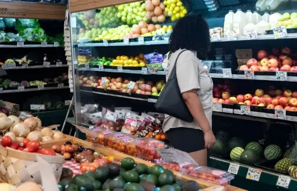 CPI Mỹ tháng 7 hạ nhiệt đúng dự báo, giá vàng vượt 4.400 USD, giá dầu vẫn cao vì Hormuz