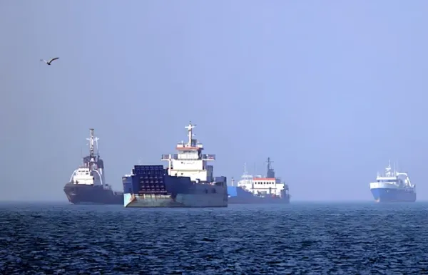 Iran tuyên bố cấm vĩnh viễn tàu Israel qua Hormuz, bác bỏ thẳng thừng tuyên bố kiểm soát của Trump