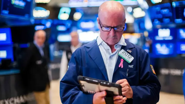Chứng khoán Mỹ 10/8: Dow Jones giảm nhẹ, giá dầu tăng 5%