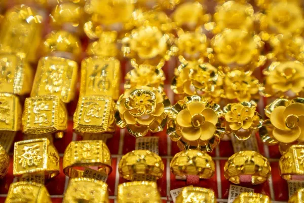 Giá vàng 23/02: Bật tăng mạnh ngày vía Thần Tài, Phú Quý vọt lên 2 triệu đồng/lượng