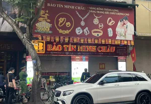Cửa hàng vàng Bảo Tín Minh Châu bất ngờ đóng cửa, lực lượng chức năng xuất hiện