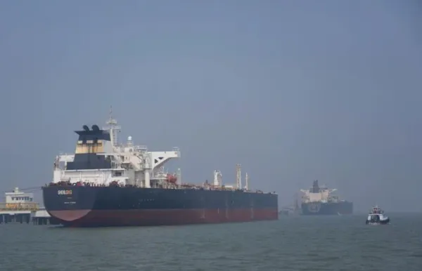 Mỹ “mở cửa” cho tàu chở dầu Iran qua eo biển Hormuz