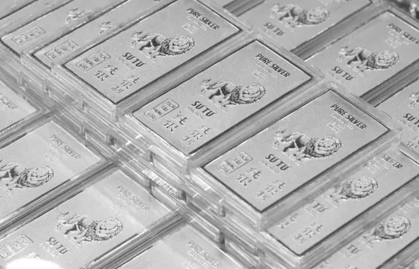 Giá bạc 27/8: Phú Quý tăng mạnh, thế giới sát mốc 70 USD