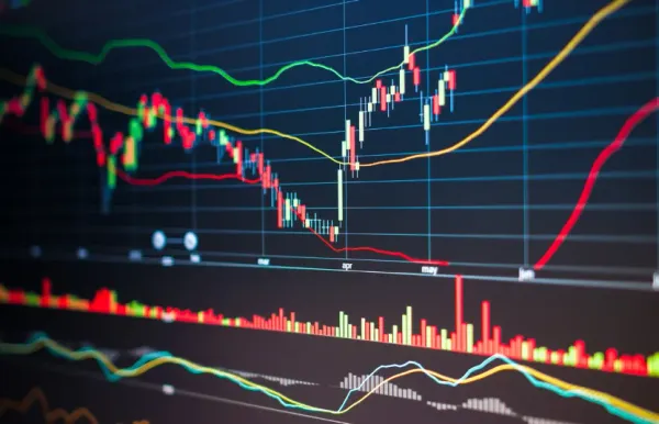 VN-Index giằng co quanh mốc 1.825 điểm, cổ phiếu bán lẻ và công nghệ bứt phá