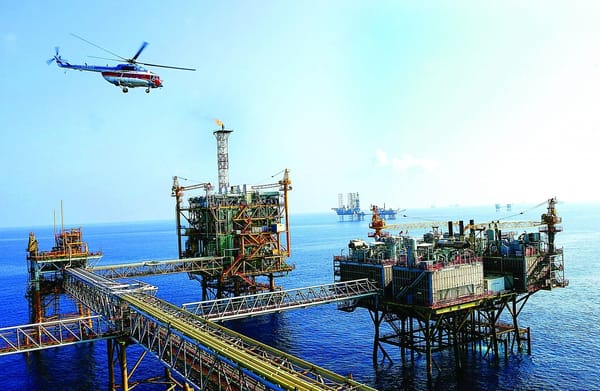 Giá dầu 25/06 tăng nhẹ trở lại sau khi chạm đáy do lo ngại nguồn cung