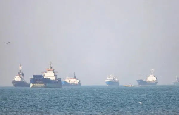 Iran tuyên bố đóng cửa eo biển Hormuz