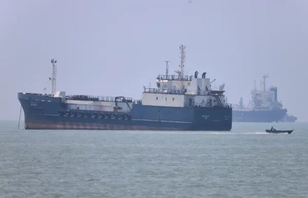 Tàu qua eo biển Hormuz lại bị tấn công, Liên Hợp Quốc tạm dừng chiến dịch sơ tán thuyền viên