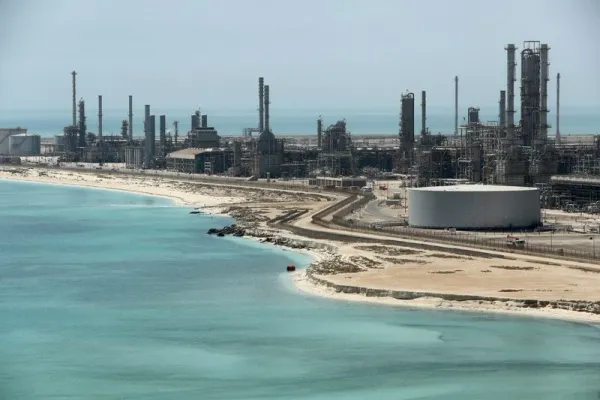 Houthi ở Yemen nói đã bắn tên lửa trúng nhà máy lọc dầu Ras Tanura của Saudi Arabia
